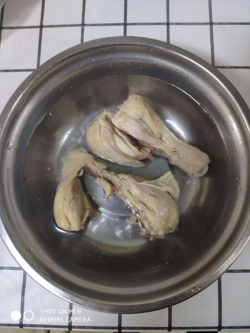 麻辣鸡腿肉的做法步骤：1