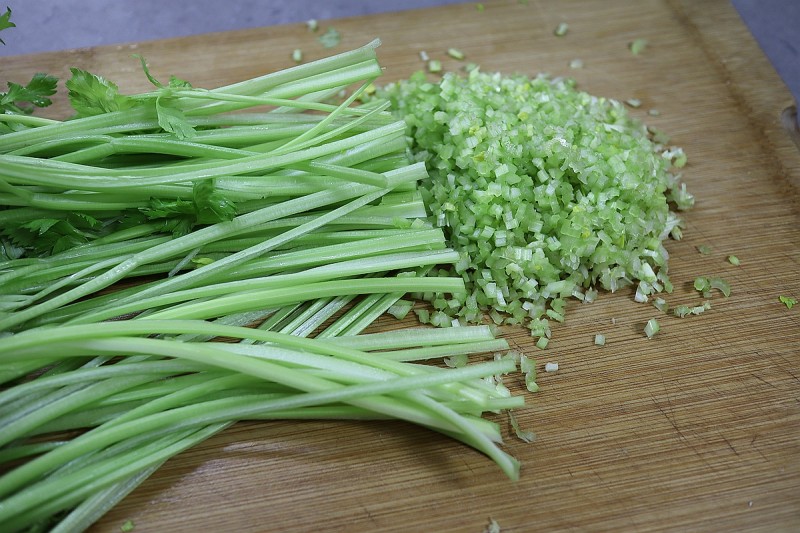 香芹荸荠猪肉饺子的做法步骤：4