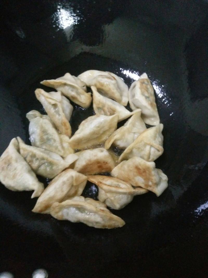 荠菜煎饺的做法步骤：10