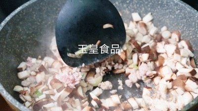 香菇肉酱的做法步骤：4