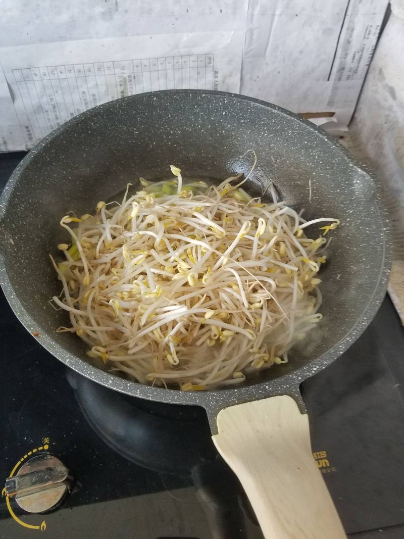 “面条”排骨豆芽焖熟面的做法步骤：3