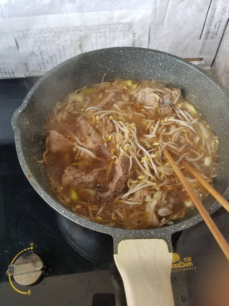 “面条”排骨豆芽焖熟面的做法步骤：5