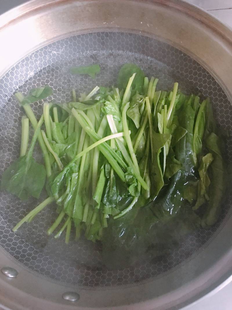 菠菜煎蛋汤面的做法步骤：1