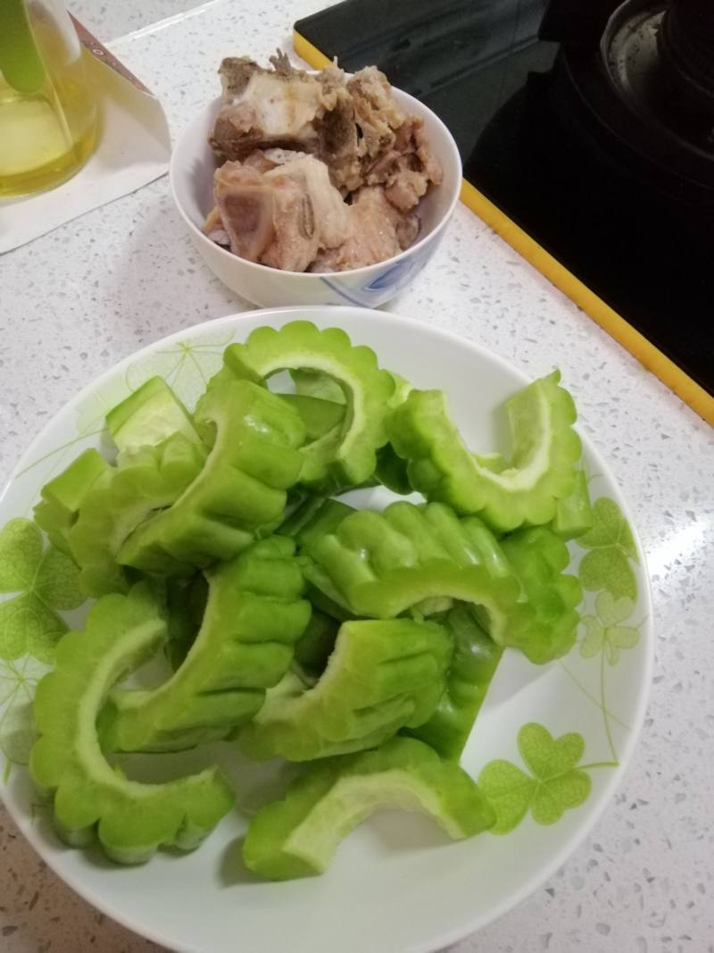 苦瓜排骨黄豆汤的做法步骤：3