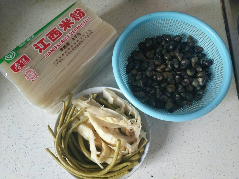 广西美食：螺蛳粉的做法步骤：1