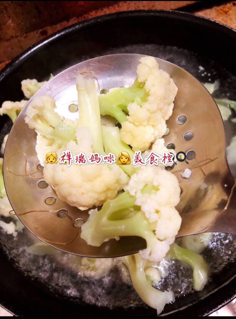 祥瑞妈咪美食控：祥瑞宝贝的餐桌之海选烩菜花的做法步骤：4