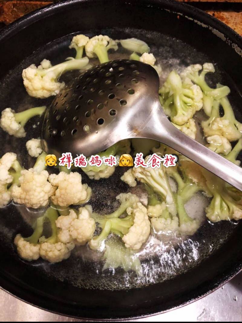 祥瑞妈咪美食控：祥瑞宝贝的餐桌之海选烩菜花的做法步骤：3