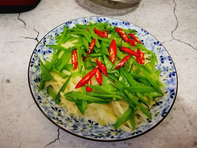 荷兰豆炒土豆丝的做法步骤：5