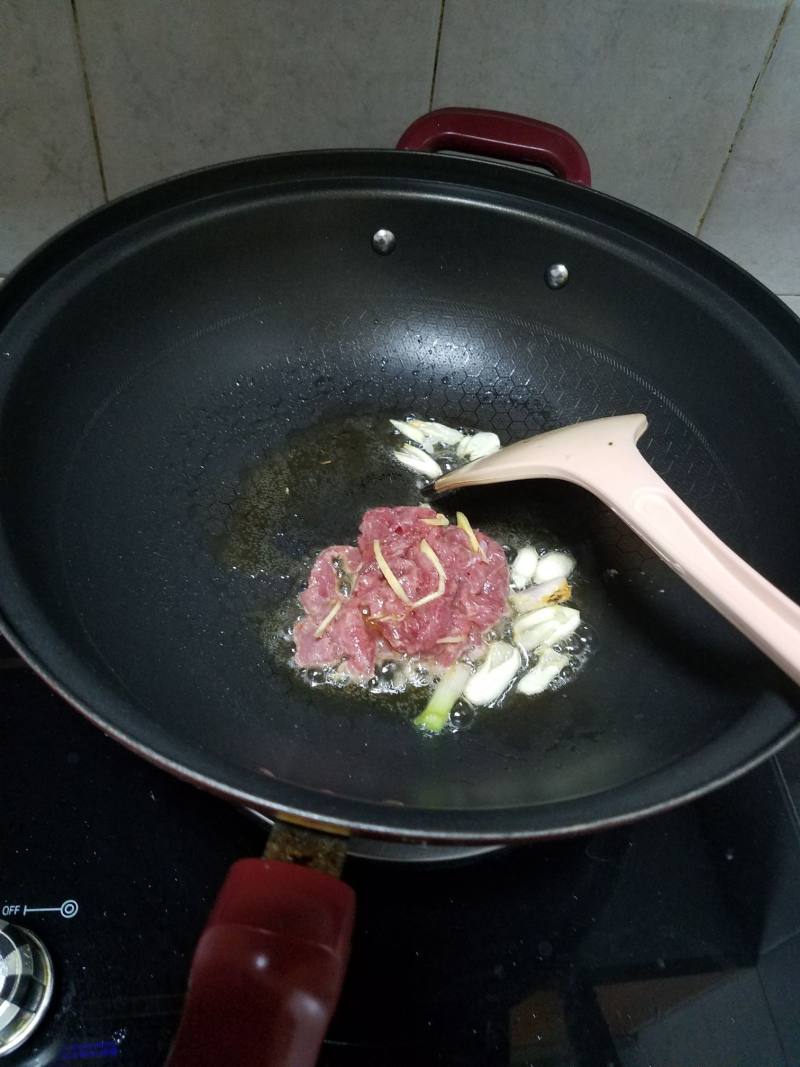 黑皮鸡枞菌炒牛肉的做法步骤：6