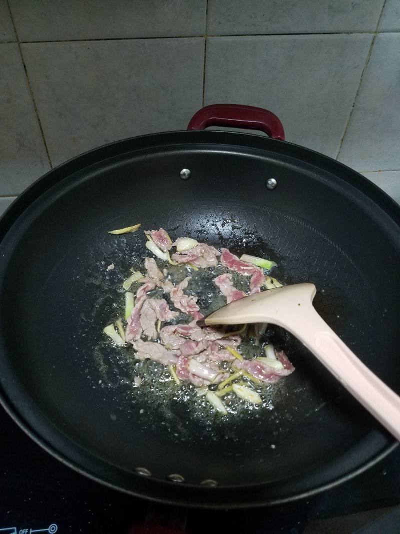 黑皮鸡枞菌炒牛肉的做法步骤：7