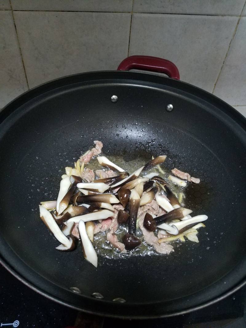 黑皮鸡枞菌炒牛肉的做法步骤：8