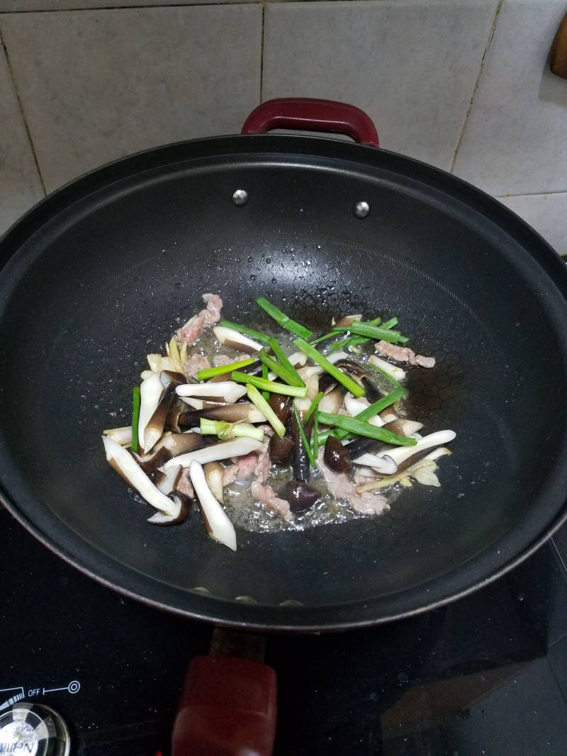 黑皮鸡枞菌炒牛肉的做法步骤：9