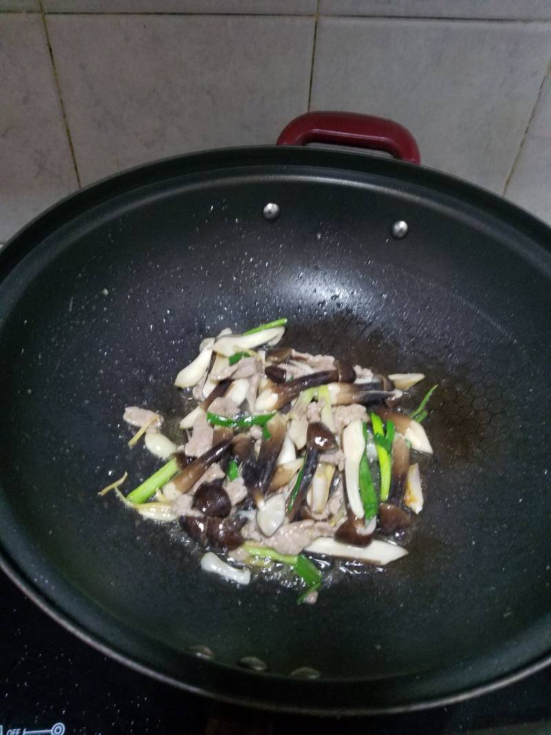 黑皮鸡枞菌炒牛肉的做法步骤：10