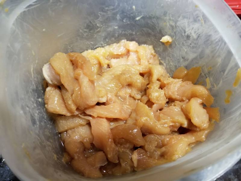 鸡肉炒四季豆的做法步骤：1