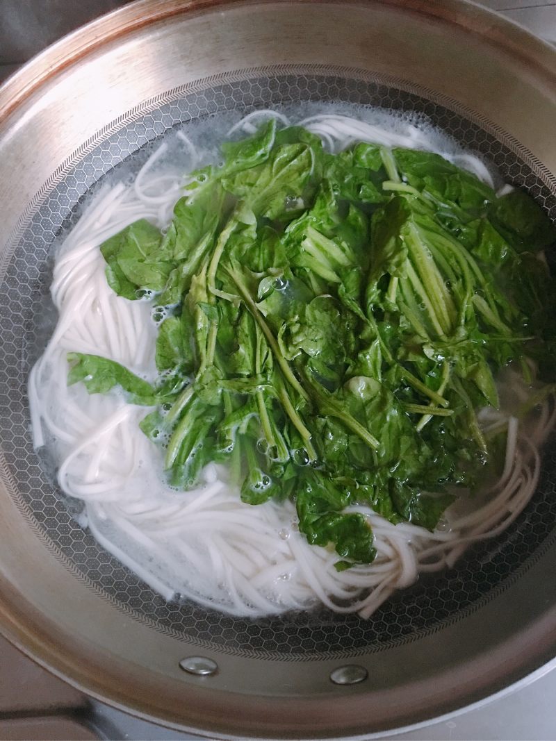 野菜鸡蛋面的做法步骤：2