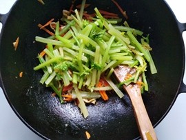 芹菜炒肉丝的做法步骤：10