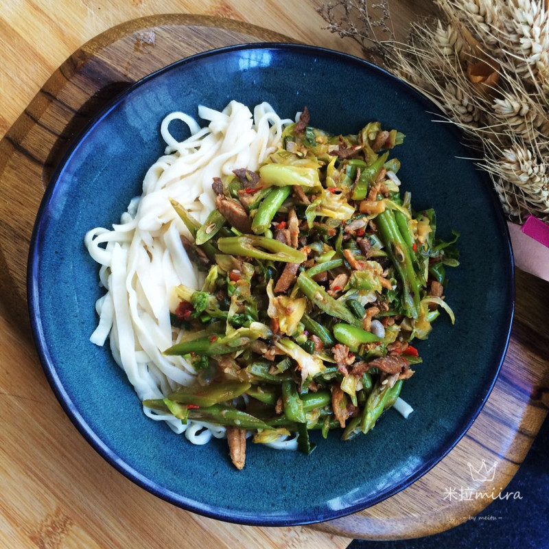 包菜豆角肉丝拌面的做法步骤：11