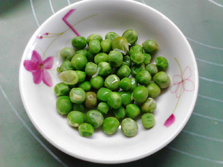 酸甜好味午餐肉菠萝炒饭的做法步骤：2