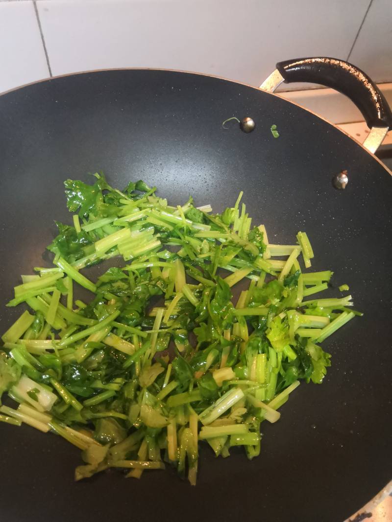 芹菜炒牛肉的做法步骤：4