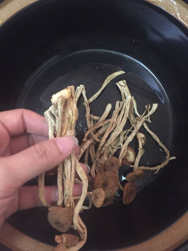 茶树菇玉米筒骨汤的做法步骤：2