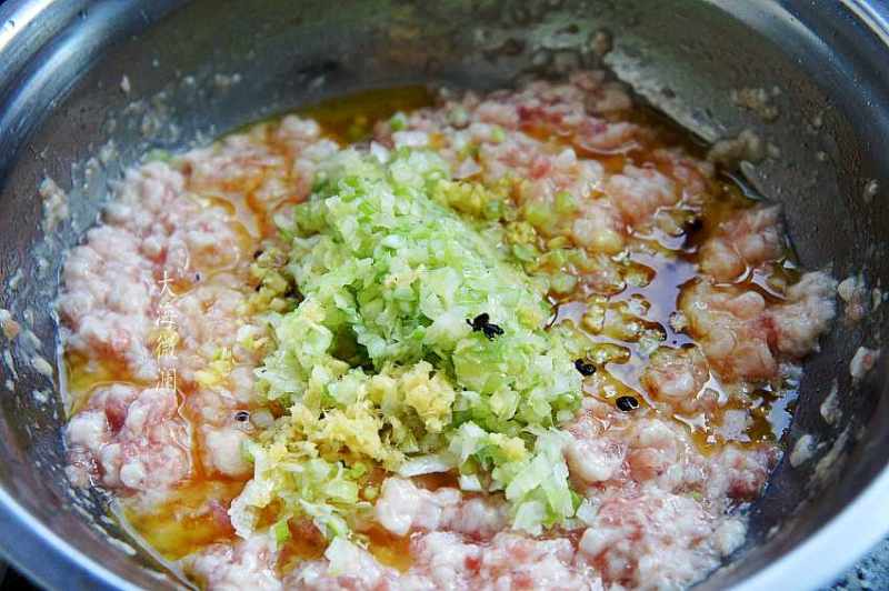 芹菜猪肉馅水饺的做法步骤：4