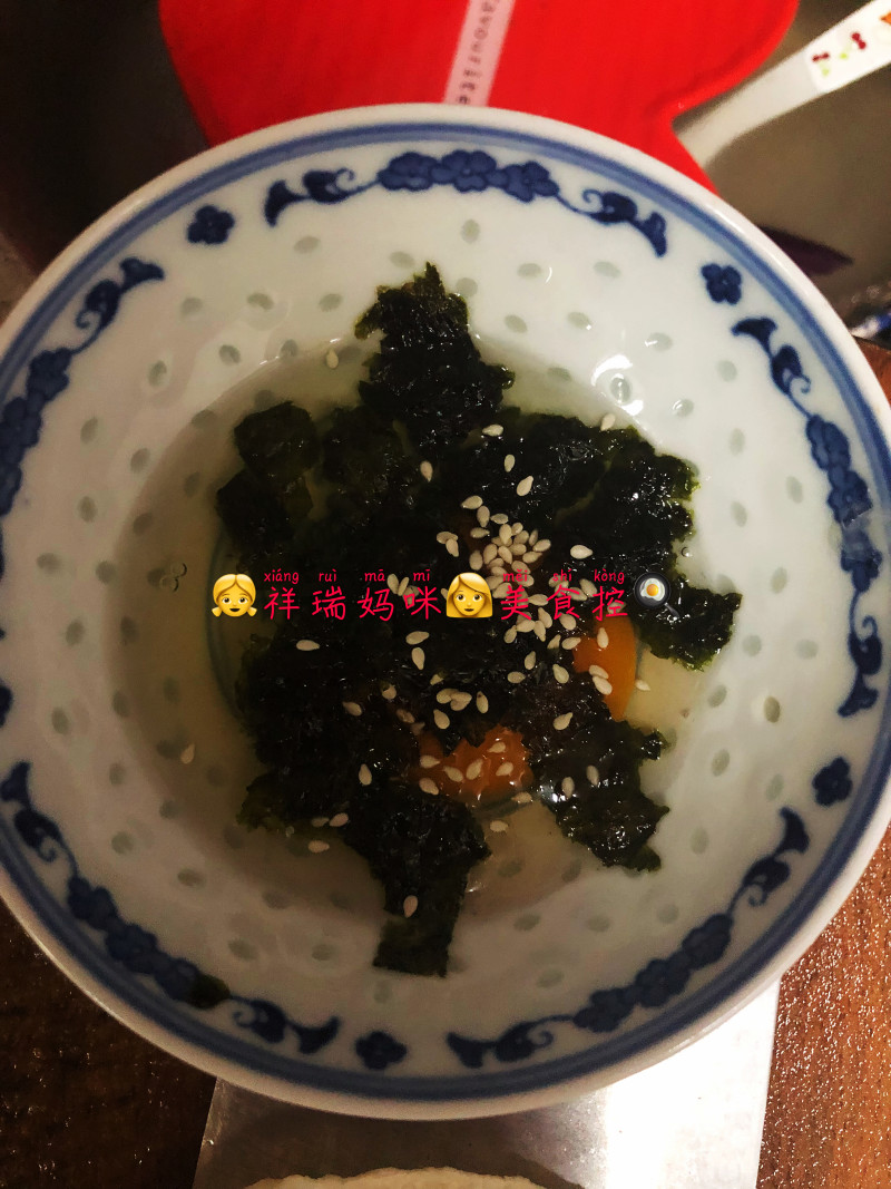 祥瑞妈咪美食控：祥瑞宝贝的餐桌之海苔芝麻蛋饼的做法步骤：1