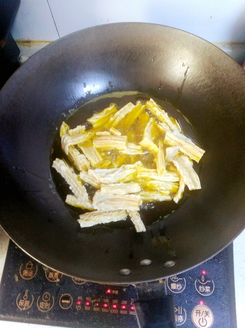 冻豆腐腐竹煲五花肉的做法步骤：6