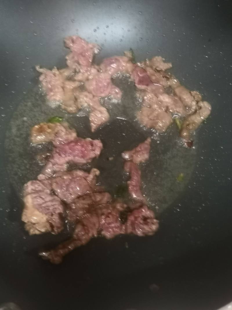 牛肉胡萝卜炒芹菜的做法步骤：3