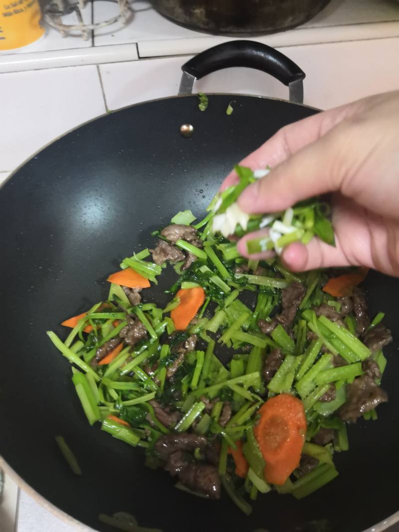 牛肉胡萝卜炒芹菜的做法步骤：7