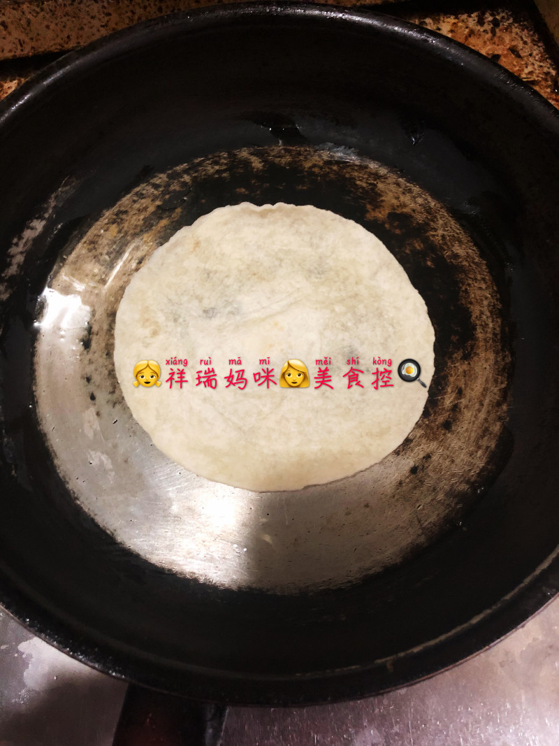 祥瑞妈咪美食控：祥瑞宝贝的餐桌之海苔芝麻蛋饼的做法步骤：2