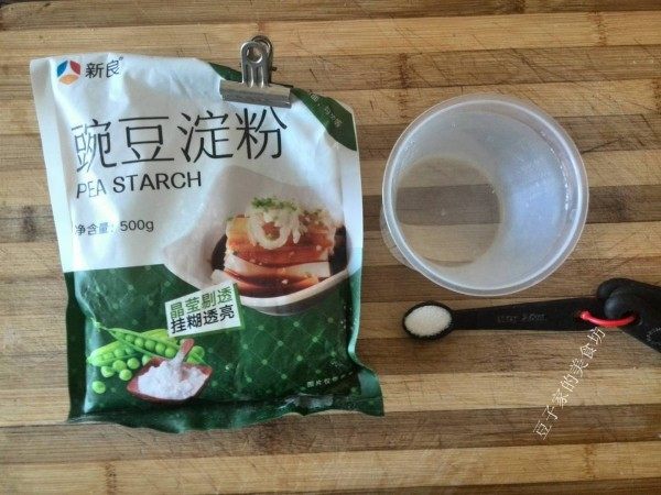 简单制作豌豆凉皮的做法步骤：1