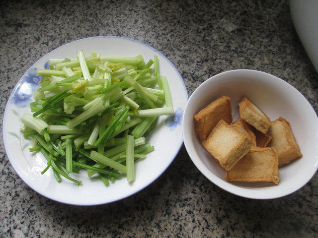 鱼豆腐炒芹菜的做法步骤：1