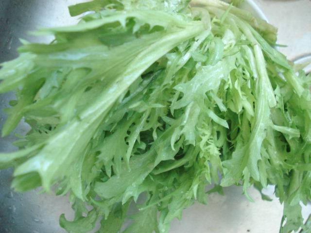 野菜香，花生米拌苦菊的做法步骤：2