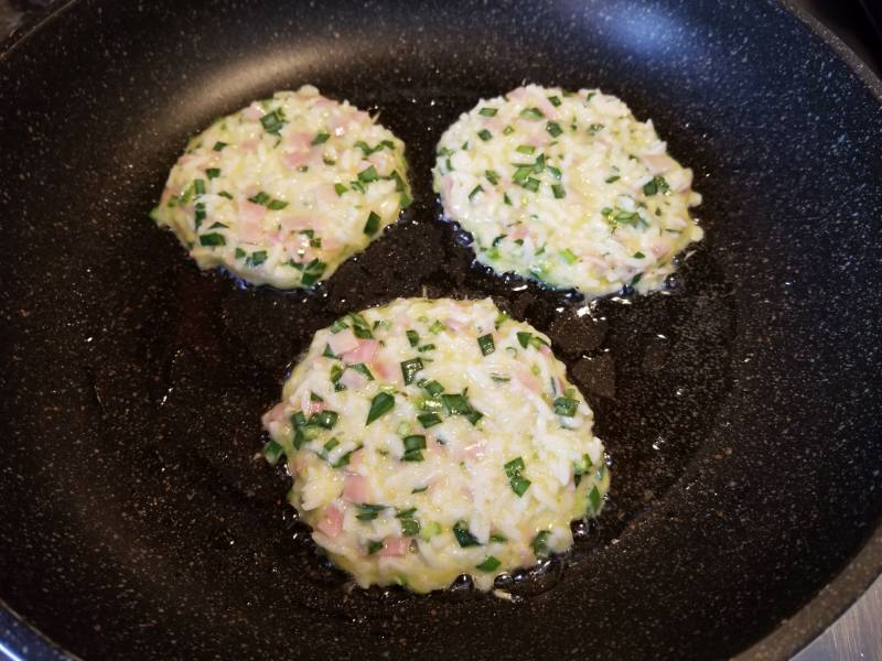 韭菜火腿米饭饼的做法步骤：8