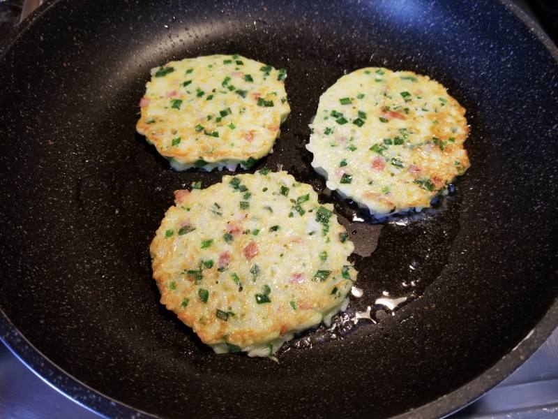 韭菜火腿米饭饼的做法步骤：9