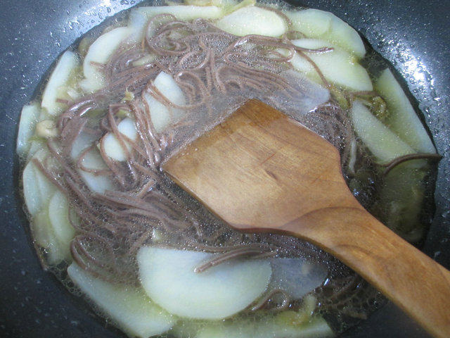 榨菜丝土豆荞麦面的做法步骤：8