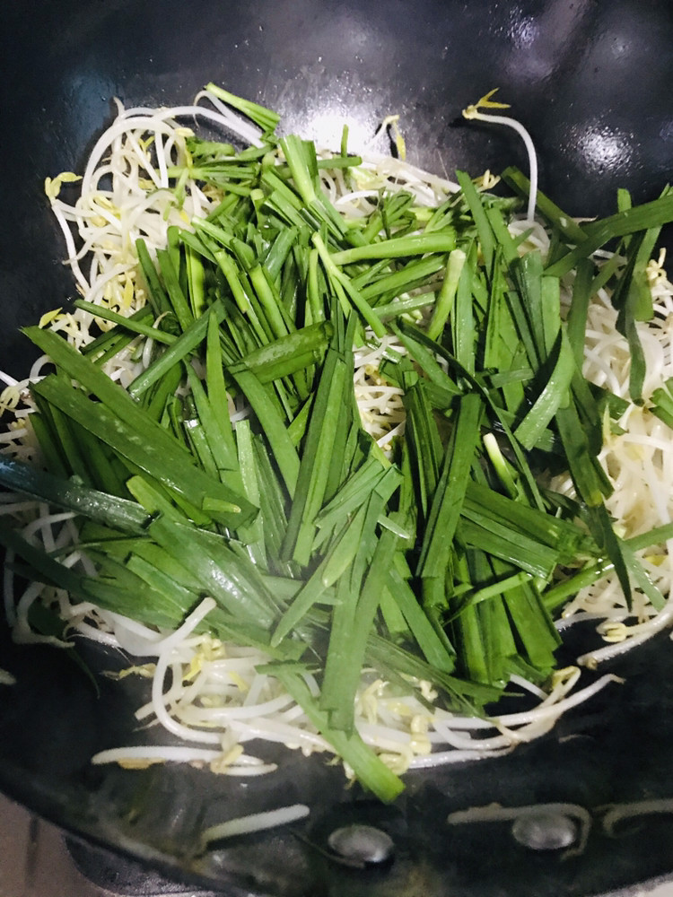 韭菜炒豆芽的做法步骤：5