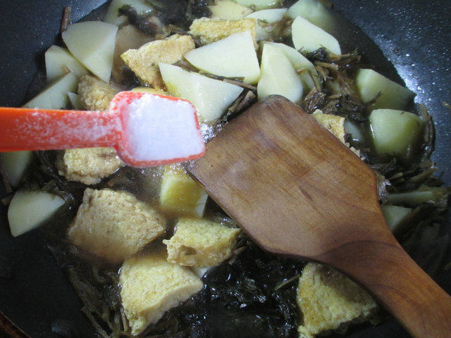 梅干菜土豆烧鲜素鸡的做法步骤：12