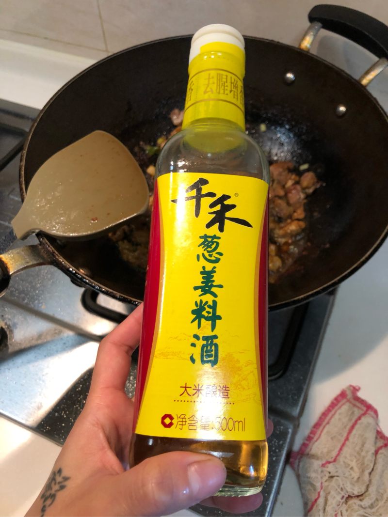 胡萝卜酱烧肉块的做法步骤：6