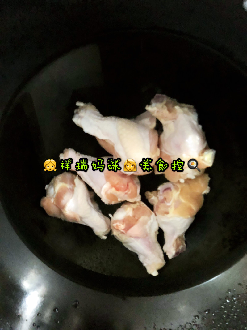 ?????仙草烹饪??cooking?????：祥瑞宝贝的餐桌之酸甜莲菜??鸡腿??的做法步骤：3