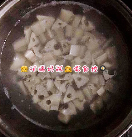 ?????仙草烹饪??cooking?????：祥瑞宝贝的餐桌之酸甜莲菜??鸡腿??的做法步骤：2