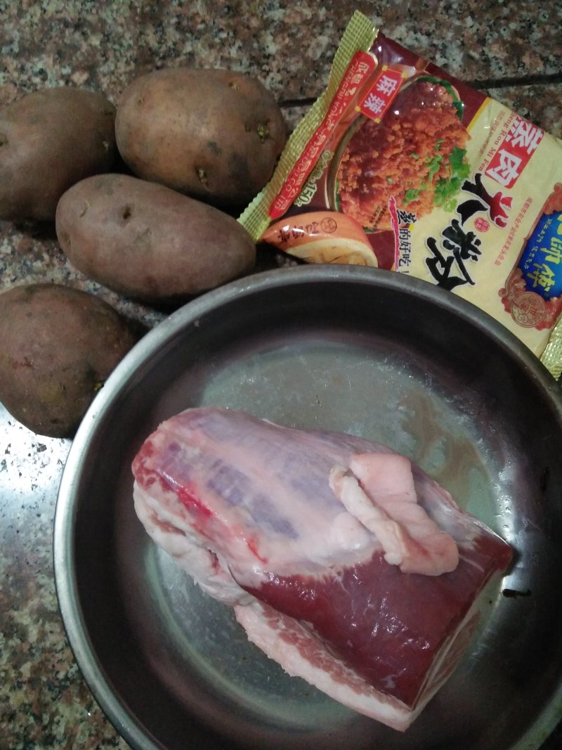 粉蒸肉土豆的做法步骤：1