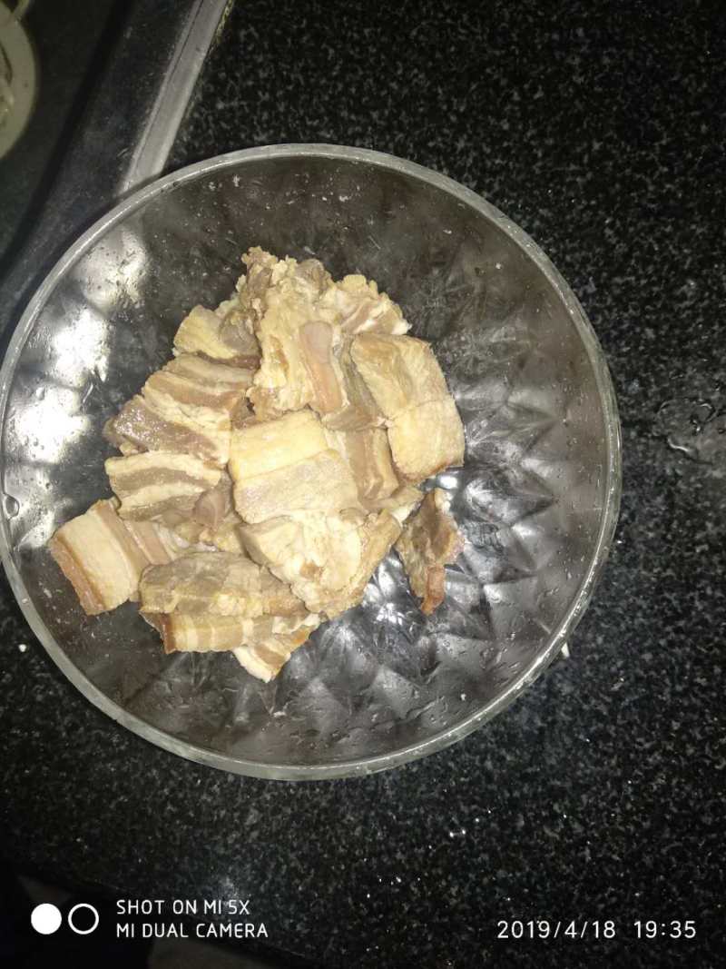 风味腊肉炒蟹味菇的做法步骤：2