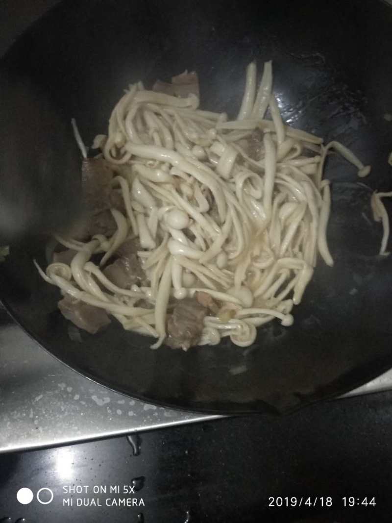 风味腊肉炒蟹味菇的做法步骤：6