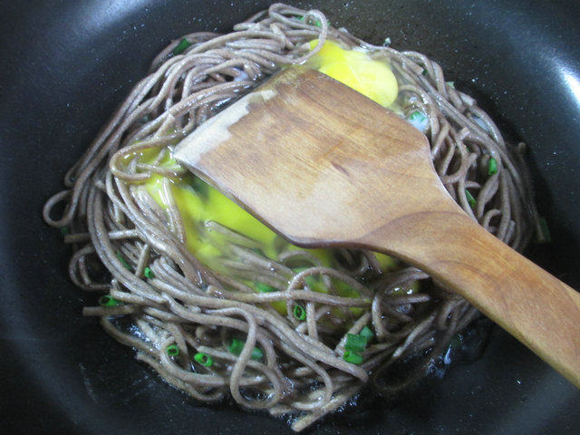 鸡蛋煎荞麦面的做法步骤：7