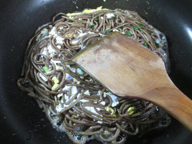 鸡蛋煎荞麦面的做法步骤：8