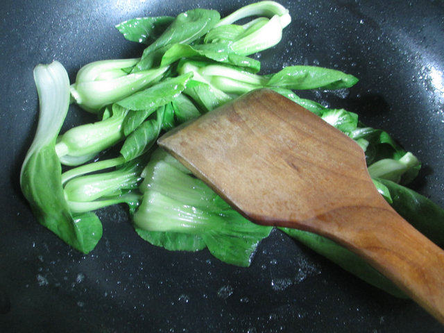 鱼皮脆虾饺青菜土豆粉的做法步骤：3