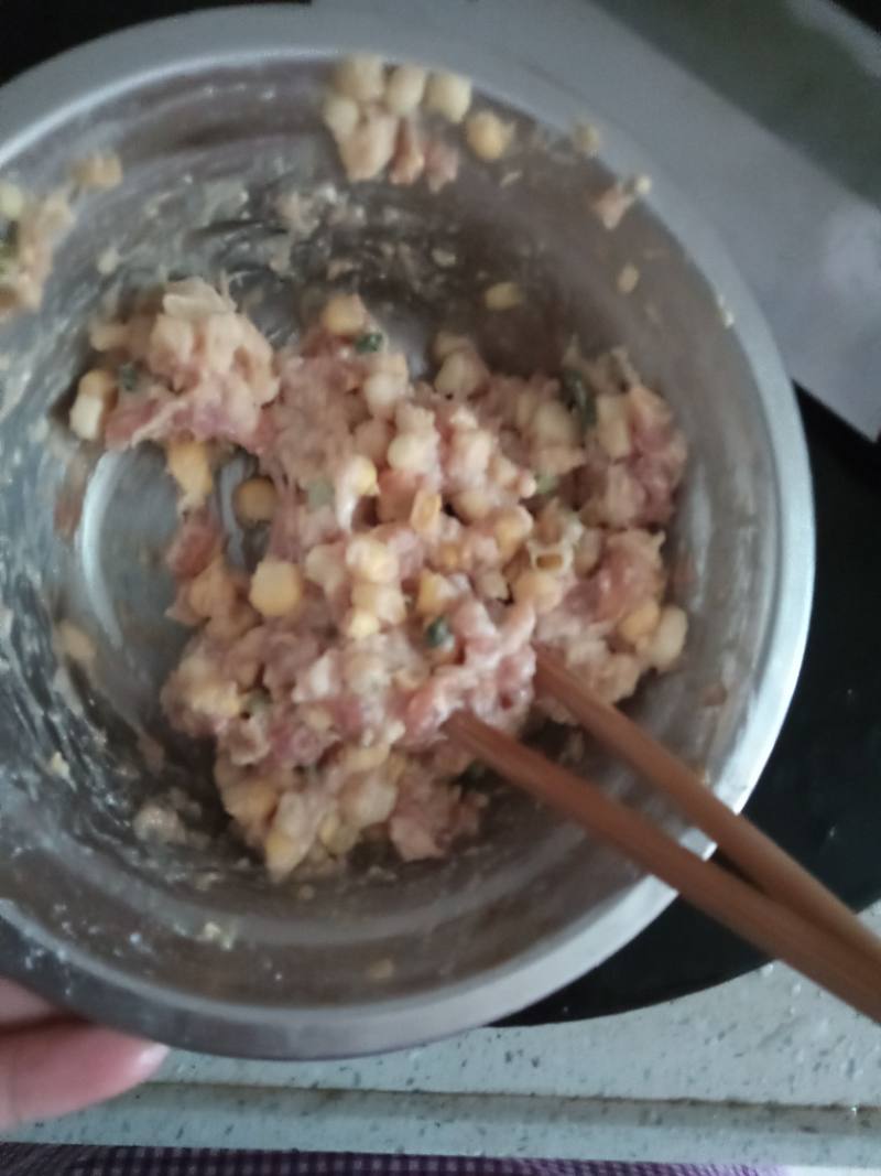 清蒸玉米肉丸的做法步骤：2