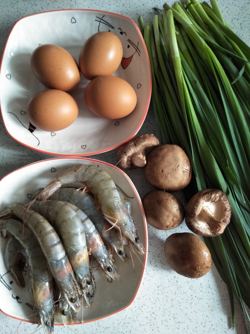 韭菜鸡蛋香菇虾仁饺子的做法步骤：2