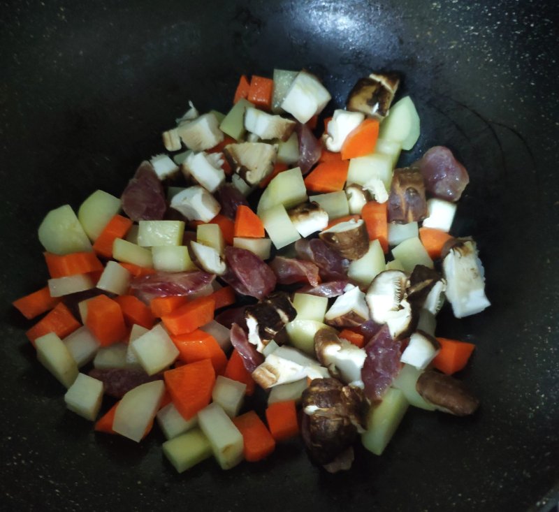 电饭煲腊肠焖饭（快手）的做法步骤：2